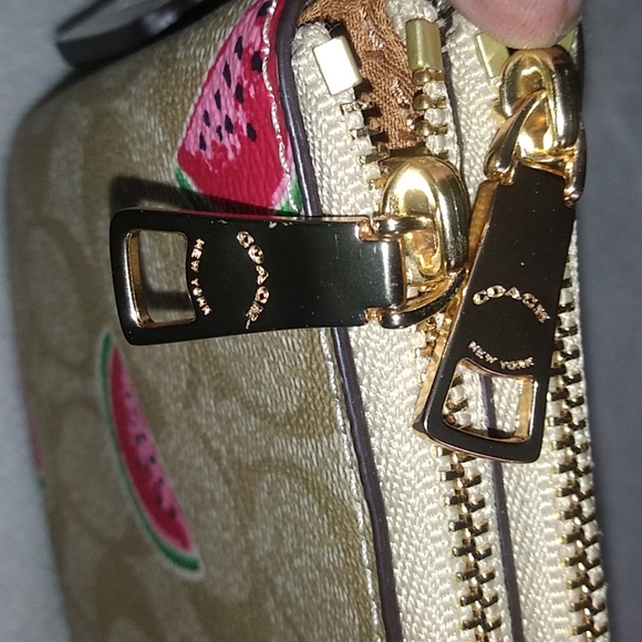 😍🎉🎊🍉 COACH wristlet double sided zipper pockets!! 🍉🎊🎉😍 - Picture 3 of 8